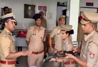 मुजफ्फरनगर पुलिस की किरकिरी, AK-47 हैंडल करने में फेल