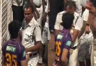 रिंकू सिंह के फैन ने पैंट में छुपाई गेंद, पुलिस के रिएक्शन का वीडियो हुआ वायरल