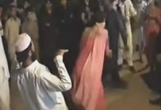 पाकिस्तानी मौलवी का मुर्गा डांस देखकर हंसे बिना नहीं रह पाएंगे...