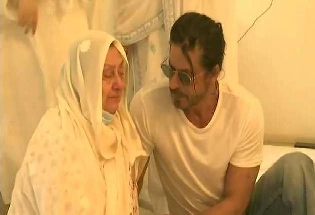 सायरा बानो के आंसू पोंछते नजर आए शाहरुख खान, भावुक करने वाली तस्वीर आई सामने