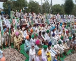Farmer Protest : पंजाब में किसानों का रेल रोको आंदोलन, पटरियों पर बैठकर की सरकार के खिलाफ नारेबाजी