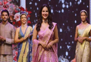 त्रिवेंद्रम फैशन शो में सनी लियोनी ने बिखेरा हुस्न का जलवा