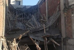 इंदौर : उषा नगर मेन रोड पर इमारत गिरने से बड़ा हादसा