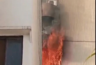 इंदौर के इंडस्ट्री हाउस में भयावह आग, 3 घंटे तक इमारत में फंसे रहे 70 से ज्यादा लोग