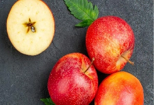 रोज खाली पेट खाएं सेब, सेहत को मिलेंगे ये 10 बेहतरीन फायदे