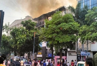 इंदौर में मल्हार मेगा मॉल के सामने टॉवर में लगी आग, ट्रैफिक BRTS में किया डायवर्ट