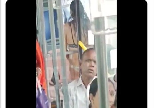 धन्‍य है... दिल्‍ली में बगैर कपड़ों के बस में चढ़ गई ये महिला, फिर क्‍या हुआ, देखिए वीडियो