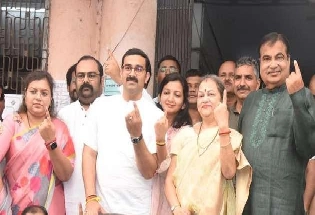 गडकरी ने नागपुर में किया मतदान, बड़े अंतर से जीत का जताया भरोसा
