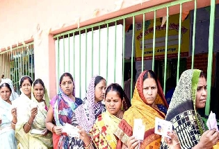 बंगाल में ज्यादा तो बिहार में कम वोटिंग के मायने, किसे होगा फायदा
