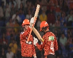 ट्रैविस हेड और अभिषेक शर्मा ने 10 ओवरों से पहले ही लखनऊ को 10 विकेटों से रौंदा