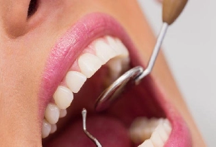 कीड़े लगने से सड़ने लगे हैं दांत? तो तुरंत ट्राई करें ये 5 घरेलू उपाय