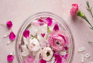 होममेड Rose Gel से त्वचा बनेगी गुलाबों सी निखरी और चमकदार