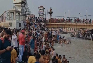 Ganga Snan in Haridwar: बुद्ध पूर्णिमा पर हरिद्वार में उमड़ा आस्था का सैलाब, गंगा स्नान और हर-हर गंगे की गूंज