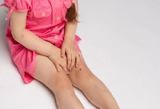 क्यों बुखार आने पर बच्चों के पैरों में होता है दर्द? जानिए इसका कारण और समाधान