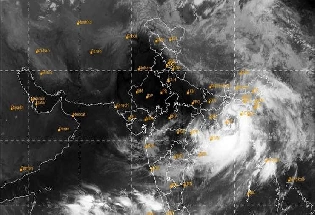 Weather Update: उत्तर भारत में जारी रहेंगे लू के थपेड़े, रेमल तूफान ने बंगाल तट को पार करना शुरू किया