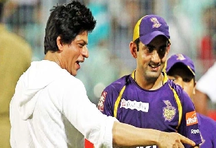 मैच के बाद शाहरुख खान ने गौतम गंभीर को चूमा, भावुक नजर आए किंग खान