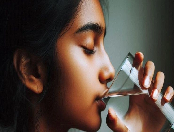 सोने से पहले गुनगुना पानी पीने से क्या होता है? आयुर्वेद से जानें 10 फायदे