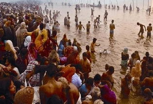 Prayagraj: मौनी अमावस्या पर उमड़ा आस्था का सैलाब, 90 लाख लोगों ने लगाई गंगा में डुबकी