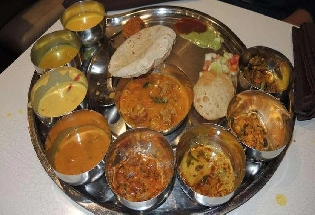 प्रयागराज कुंभ में प्रसाद और खाना खाने के मजे