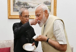 पूर्व राष्ट्रपति प्रणब मुखर्जी ने मोदी का मुंह मीठा कराया