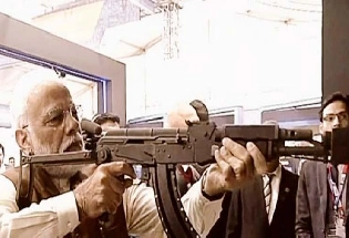 Defence EXPO 2020 : मोदी ने थामी बंदूक, चलाई गोलियां
