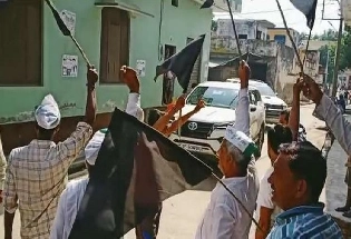 लखीमपुर का आक्रोश : BJP विधायक को दिखाए काले झंडे, उलटे पैर वापस लौटे