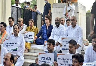 लखनऊ में प्रियंका गांधी वाड्रा का मौन व्रत, कहा- केंद्रीय गृह राज्यमंत्री की बर्खास्तगी तक चुप नहीं बैठूंगी