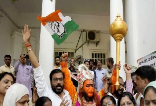 कांग्रेस की 5 गारंटी, कर्नाटक के खजाने पर पड़ेगा 50000 करोड़ का भार