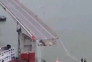 चीन में कंटेनर जहाज की टक्कर से पुल ढहा