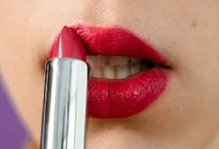 Lipstick Hacks : होंठों को बड़ा दिखाने के लिए ऐसे लगाएं लिपस्टिक