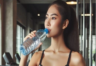 वर्कआउट करते समय क्यों पीते रहना चाहिए पानी? जानें इसके फायदे